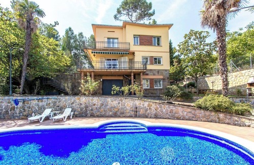 Santa Maria de l'Avall Villa | Elegant Mountain Villa just 30km to Barcelona