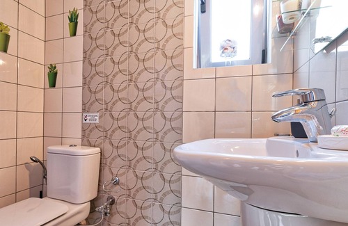 Kontos Villa | Elegant maisonette with Garden, steps to the Beach