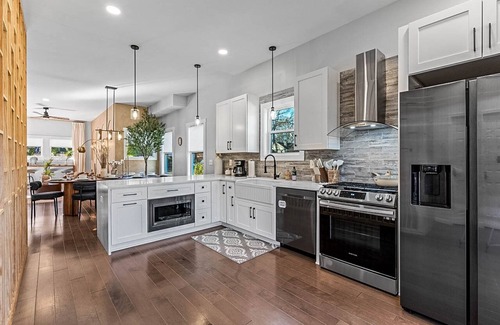 Washington Park House | Elegant Mini Mansion w/HotTub, Movie Theater, Bar & Yoga! Downtown, Sleeps 16nn
