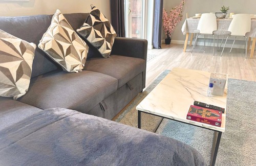 Swindon House | Elegant Modern 3 BR Home