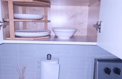 Regina House | Elegant Modern Suite with Free Parking near Parks, Malls & Transit