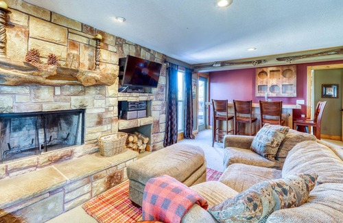 Boise Condo | Elegant mountain-view ski-in/ski-out condo with hot tub access & ski storage