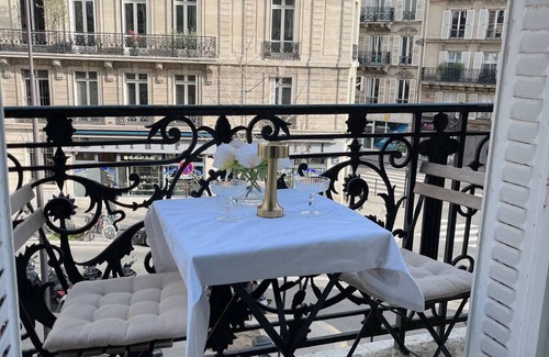 Batignolles Apartment | Elegant Parisian apt w/balcony - Saint-Lazare