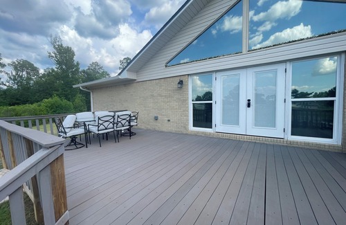 Marianna House | Elegant Peaceful Lakefront house in pleasant Marianna with WiFi, AC