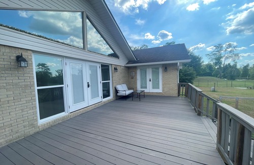 Marianna House | Elegant Peaceful Lakefront house in pleasant Marianna with WiFi, AC