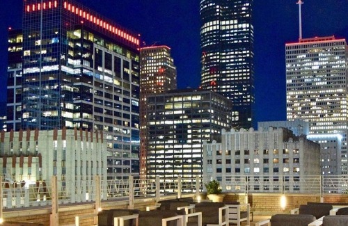 Downtown Houston Hotel | Elegant Pet Friendly Suite Near George R Brown Ctr