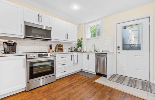 North London Apartment | Elegant & Private Apartment With Full Kitchen - Short Walk to Downtown London