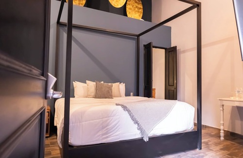 La Cruz Bed & Breakfast | Elegant room in Querétaro's Historic Center