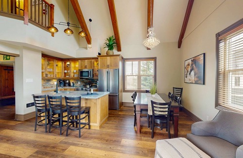 The Blue Mountains House | Elegant retreat w/high vaulted ceilings, elegant decor & shared pool