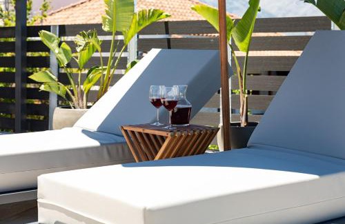 Episkopi House | Elegant Roof Deck House with Jacuzzi