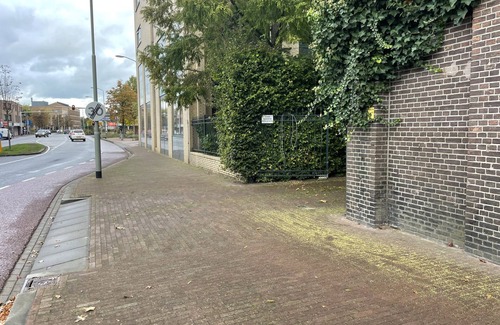 Oss Apartment | Elegant room close to Oss attractions, offering parking, reliable WiFi, heated floors, and AC