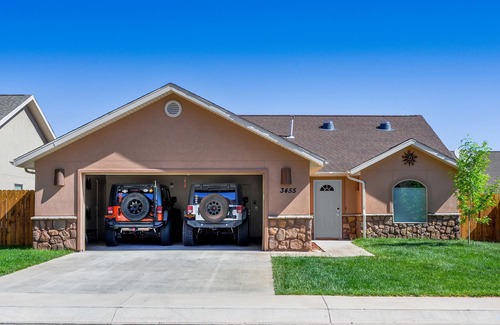 Moab South Valley House | Elegant, Rustic: 2 king beds, 3 bd, 2 bath, private yard, community pool & spa