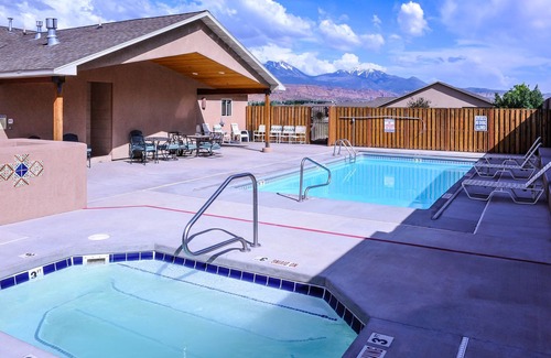 Moab South Valley House | Elegant, Rustic: 2 king beds, 3 bd, 2 bath, private yard, community pool & spa