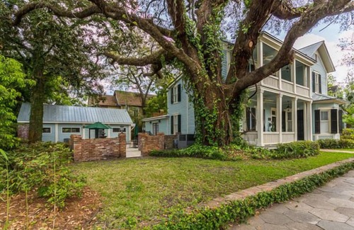 Brunswick Cottage | Elegant Southern Cottage/Downtown Pied-a-Terre near Island Beaches