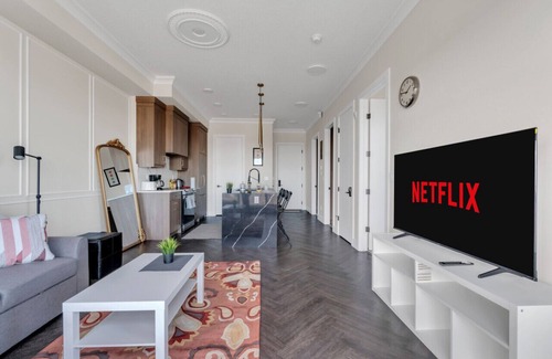 Lincoln Park Apartment | Elegant Space in Currie