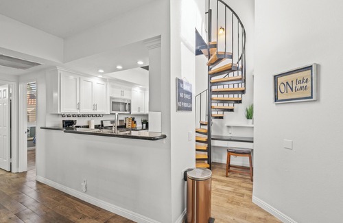Huntington Beach Condo | Elegant & Spacious ☆ Close to Beach & Hiking Trails ☆ Resort Amenities ☆ Balcony