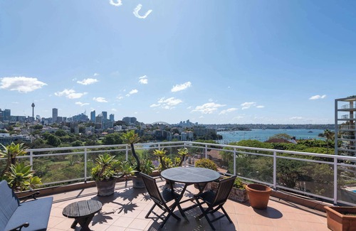 Darling Point Apartment | Elegant Studio with Rooftop Harbour Views