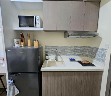Mandaue Apartment | Elegant Studio with balcony unit 625 - 6th floor - near Ateneo De Cebu - High speed internet - Northwoods Place