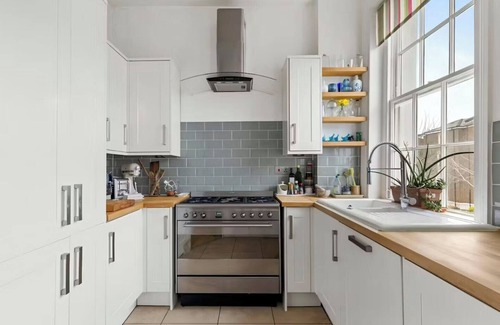 Islington House | Elegant & Stylish Islington Retreat. Lush Gardens. Steps from City Vibrance.