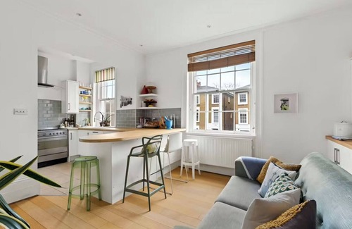 Islington House | Elegant & Stylish Islington Retreat. Lush Gardens. Steps from City Vibrance.