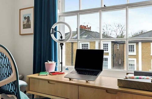 Islington House | Elegant & Stylish Islington Retreat. Lush Gardens. Steps from City Vibrance.