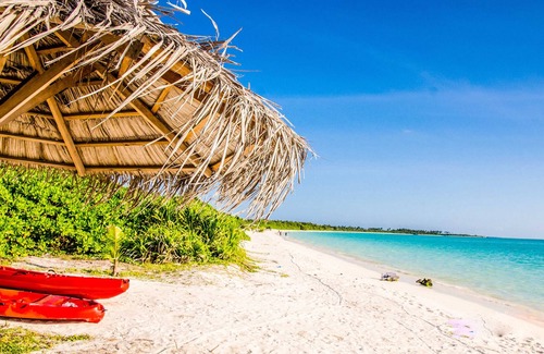 Kelaa House | Elegant suite in the middle of lush natural steps to the beach