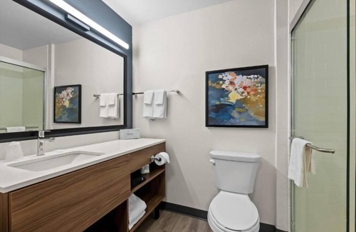 Brownsville Hotel | Elegant Suite w/Kitchen & Workspace – Pet-Friendly Option Too