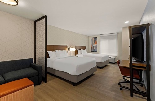 Brownsville Hotel | Elegant Suite w/Kitchen & Workspace – Pet-Friendly Option Too