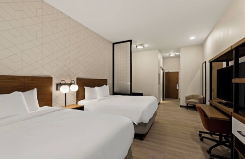 Brownsville Hotel | Elegant Suite w/Kitchen & Workspace – Pet-Friendly Option Too