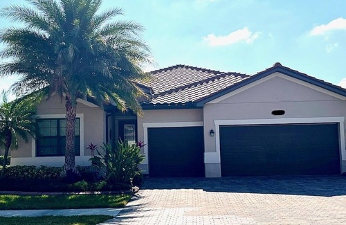 Gran Paradiso House | Elegant Sunny Florida Vacation Home in Resort Style Community