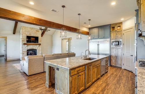 Rosston House | Elegant 'Sunset Meadow Ranch' in Texas w/Hot Tub