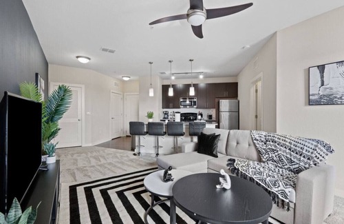Hyde Park Apartment | Elegant top floor Stay | Pool, Gym & Free Parking!