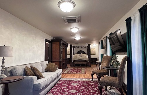Excelsior Springs Bed & Breakfast | Elegant two room loft in historic downtown Excelsior Springs.