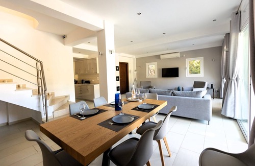 Mikros Gialos Villa | Elegant villa with beautiful view and private pool 100 m from the beach