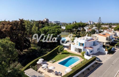 Quarteira Villa | Elegant villa with private pool in Quarteira