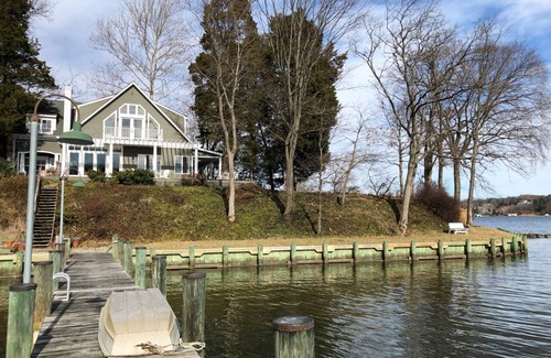 Epping Forest House | Elegant waterfront cottage and guest house, garden setting, clubhouse and beach