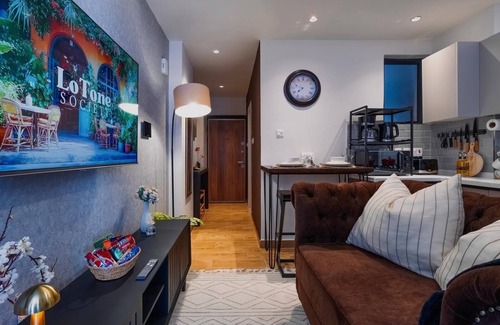 Kilimani Apartment | Elegant Wilma Towers Apartment - Golden Sunsets and Ngong Hills View