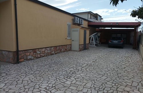 Botricello Apartment | Elegante Appartamento al Piano Terra, su una