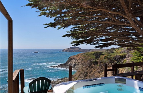 Gualala House | Elegantly updated home w/deck, fire pit, & private hot tub overlooking the ocean