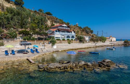 Akrotiri Apartment | Elena's Seafront Deluxe Studios