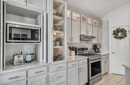 Pflugerville House | Elevated comfort/4-BR Home w/Relaxing Backyard!