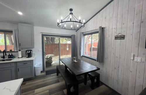 Woodlands Cabin | Elevated Vibes + A/C + Hot-Tub & Ping Pong!