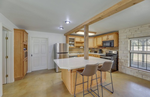 Elgin Cabin | Elgin Retreat at Charming Country Cabin!