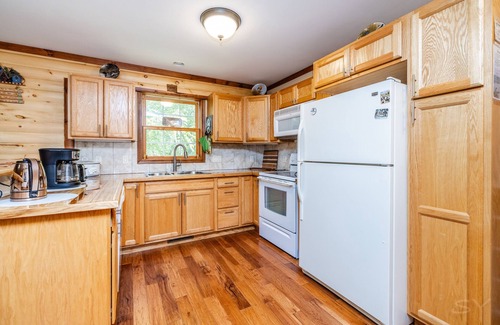Baraboo Cabin | Elina’s Log Cabin, new on the market, steps from Devil’s Lake State Park.