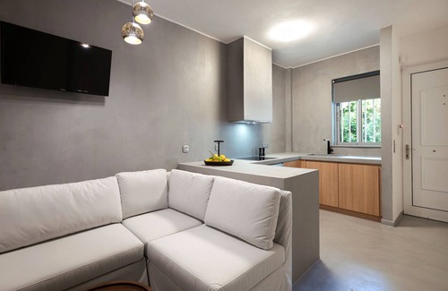 Loutraki Apartment | Elisa Seaside Luxury Suite private hot tub, beach