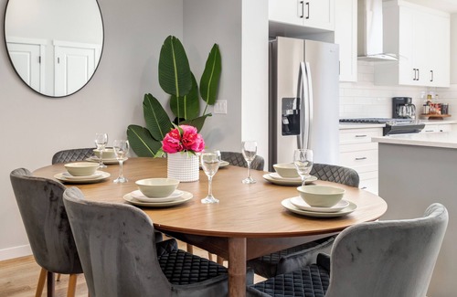 Calgary House | Elite 10-Bed Retreat - Hot Tub |AC| Fenced Yard | Parking | 2 Kitchens