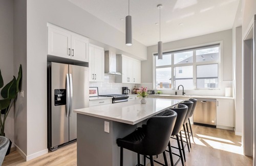 Calgary House | Elite 10-Bed Retreat - Hot Tub |AC| Fenced Yard | Parking | 2 Kitchens