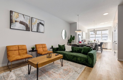 Calgary House | Elite 10-Bed Retreat - Hot Tub |AC| Fenced Yard | Parking | 2 Kitchens
