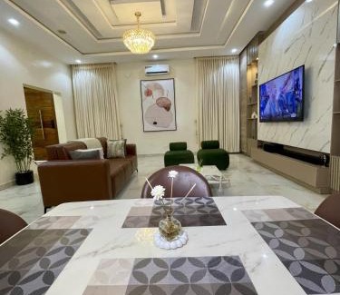 Ofin Apartment | EliteunseenSuites - 5 Bedroom Beautiful Detached House - Private Parking