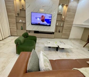 Ofin Apartment | EliteunseenSuites - 5 Bedroom Beautiful Detached House - Private Parking